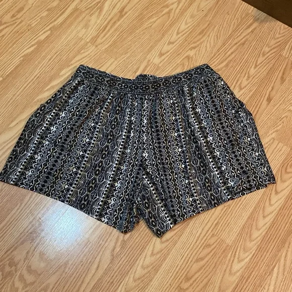 Terra & Sky Patterned Shorts 3X - Picture 6 of 6